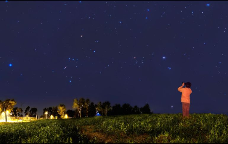 Tras la reciente alineación de los planetas, el cielo nocturno ha captado nuevamente la atención de aficionados de la fotografía y curiosos sobre el espacio. ESPECIAL / CANVA