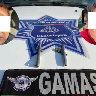 Detienen a dos con pistolas hechizas en Miravalle