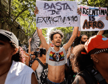 Más de un centenar de colectivos y organizaciones políticas y sociales se concentraron esta tarde en la movilización principal, que comenzó en el Congreso de la Nación en Buenos Aires. EFE/J. Roncoroni.