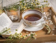 El tiempo que dejas la bolsa de té en el agua caliente afecta directamente el sabor y las propiedades de la bebida. CANVA