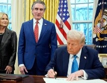Trump firmó ayer tres órdenes ejecutivas con las que cumplía sus amenazas de imponer aranceles del 25% a Canadá y México y del 10% a China. EFE / Y. GRIPAS