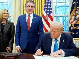 Trump firmó ayer tres órdenes ejecutivas con las que cumplía sus amenazas de imponer aranceles del 25% a Canadá y México y del 10% a China. EFE / Y. GRIPAS