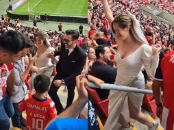 Una pareja decidió celebrar su boda en pleno estadio, rodeada de seguidores que no dudaron en aplaudir el gesto. ESPECIAL.