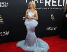 La cantante Sabrina Carpenter fue una de las estrellas que más miradas arrebató con un despampanante vestido azul claro, evocando a la Cenicienta. EFE