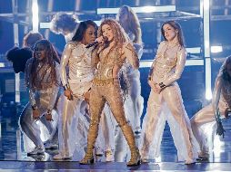 Shakira puso el toque latino a los premios e interpretó en español un popurrí de sus éxitos. AFP
