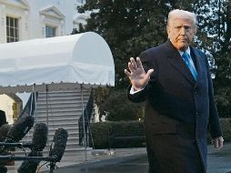 El presidente Donald Trump, afuera de la Casa Blanca. AP