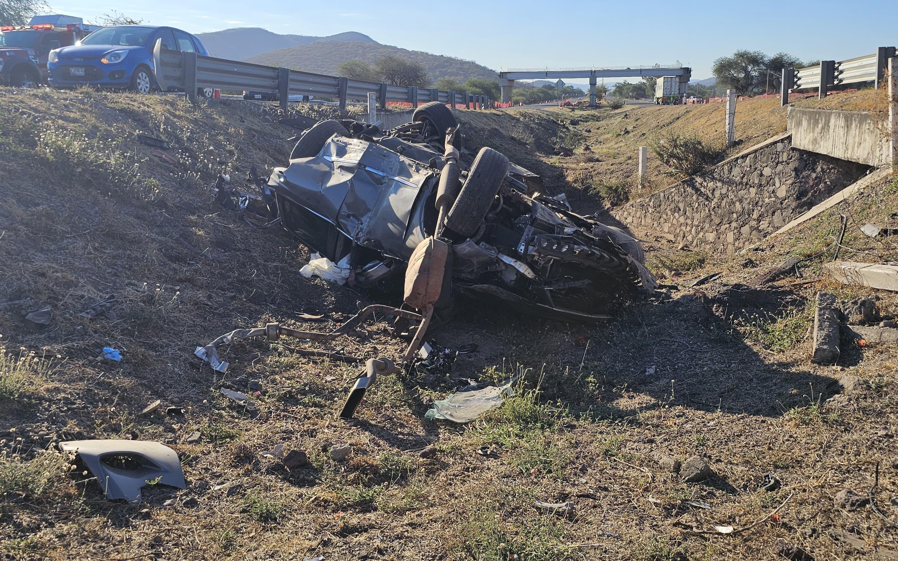 Los rescatistas acudieron al punto, tras recibir el reporte de una camioneta tipo SUV que se encontraba volcada sobre la cuneta, en la vía de cuota. ESPECIAL / PC JALISCO