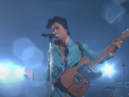 Prince, con su inigualable presencia escénica, su guitarra y su voz, transformó el escenario en una experiencia inolvidable. YOUTUBE/Music Entertainment