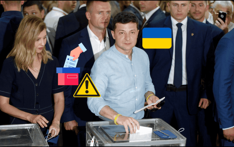 El presidente ucraniano, Vladímir Zelenski, deposita su voto en un colegio electoral durante la jornada de elecciones en el 2019. EFE/ S. Franko