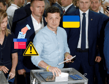 El presidente ucraniano, Vladímir Zelenski, deposita su voto en un colegio electoral durante la jornada de elecciones en el 2019. EFE/ S. Franko