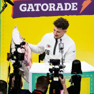 Eagles y Chiefs abrazan la extravagancia en el día de medios