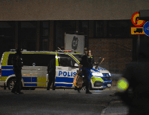 Las autoridades respondieron al reporte del ataque. Vehículos policiales y ambulancias rodearon los estacionamientos y calles aledañas, mientras un helicóptero sobrevolaba la zona para reforzar la vigilancia. EFE/EPA/PONTUS LUNDAHL SWEDEN OUT