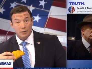 El presentador desató críticas tras burlarse de los migrantes. X/@CarlHigbie