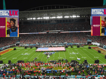 El himno nacional de Estados Unidos este año estará a cargo de Jon Batiste. AFP/ARCHIVO/X @JonBatiste
