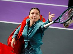 Simona Halep arroja su raqueta a la tribuna tras anunciar su retiro del tenis luego de perder en el Abierto de Transilvania. AP/Action Foto/M. Bobar