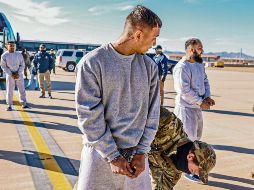 Estados Unidos refuerza deportaciones y traslada a migrantes a la base naval en Cuba, generando controversia. EFE