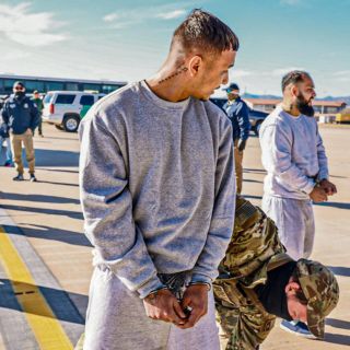 Llega el primer vuelo de migrantes a Guantánamo