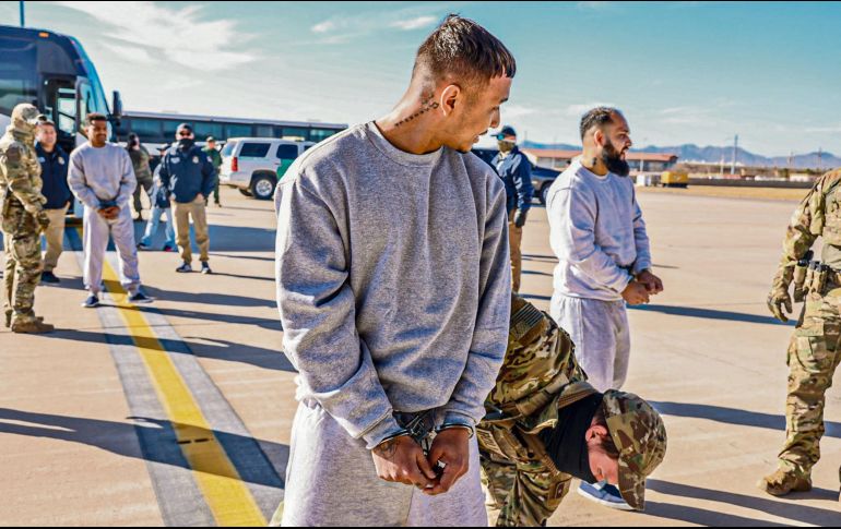 Estados Unidos refuerza deportaciones y traslada a migrantes a la base naval en Cuba, generando controversia. EFE