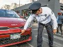 Oficial de la Policía Vial muestra el código QR que no debe ser tapado por el portaplacas. EL INFORMADOR/A. Navarro