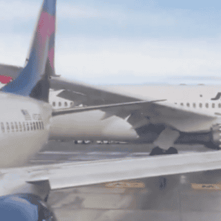 Avión de Japan Airlines impacta contra aeronave de Delta Air Lines