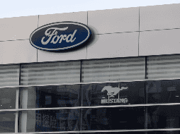 El logotipo de la empresa automovilística Ford acompañado del logotipo de su rama Mustang. EFE/A. Martinez.
