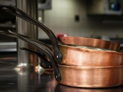 Eliminar la grasa quemada de las sartenes es una de las tareas más tediosas en la limpieza del hogar. Unsplash.