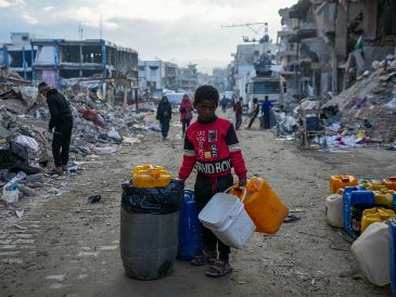 Un niño camina por una calle de Jabaliya, destruida por bombardeos israelíes, en la Franja de Gaza. AP