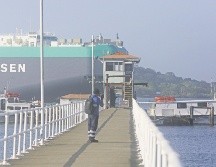 Un buque transitando por el Canal de Panamá. EFE