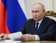 Vladímir Putin planteó la pregunta a Natalia Cherkashina, ingeniera aeroespacial a la que premió por el desarrollo de materiales y tecnologías de protección de cosmonautas frente a la radiación. AFP / Sputnik