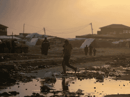 Otros gazatíes, sin tiendas, viven en escuelas, edificios abandonados o directamente en las calles. EFE / ARCHIVO