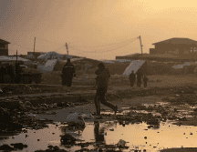 Otros gazatíes, sin tiendas, viven en escuelas, edificios abandonados o directamente en las calles. EFE / ARCHIVO