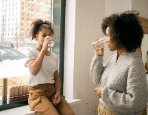 Si experimentas alguno de los síntomas mencionados anteriormente, es posible que estés deshidratado y necesites aumentar tu consumo de agua. CANVA