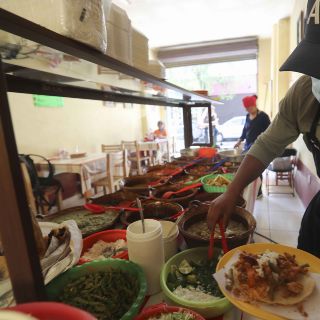 Influencer mexicano busca salvar su puesto de tacos casándose con rusa