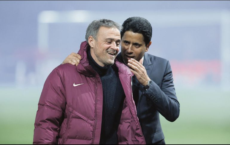 Nasser Al-Khelaifi (der.) se ha convencido del trabajo de Luis Enrique al frente del PSG. AFP/F. Fife