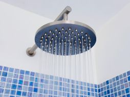 Para muchos, conservar la mampara de la ducha impecable puede parecer un reto, pues el uso constante provoca la acumulación de restos de jabón, cal y humedad. ESPECIAL / CANVA