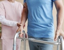 Tres personas con una enfermedad que destruye los músculos y que estaba destinada a empeorar, se fortalecieron un poco cuando un dispositivo implantado estimuló su médula espinal. ESPECIAL / CANVA