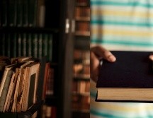 La biblioteca no ha precisado el nombre de la persona que lo tomó prestado hace más de un siglo ni el lugar donde fue recuperado. ESPECIAL / CANVA
