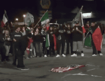 Las imágenes muestran a un grupo de manifestantes colocando la bandera en el suelo y prendiéndole fuego mientras varios de ellos gritan y ondean banderas mexicanas. ESPECIAL.