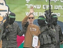 Ohad Ben Ami. Uno de los rehenes liberados, rodeado por las milicias de Hamás. AP/H. Imad