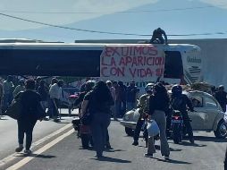 Al no saber de los comuneros, habitantes de distintos pueblos indígenas, bloquearon la carretera Zamora-Tangancícuaro, para exigir a las autoridades su búsqueda. ESPECIAL / SUN / J. VALENCIA