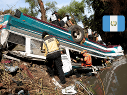Continúan labores de rescate en aguas residuales donde el autobús cayó al norte de la Ciudad de Guatemala, sumando más de 50 muertos. EFE/D. Toro