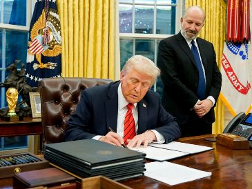 Trump también adelantó que "probablemente este martes o miércoles" anunciaría aranceles recíprocos a varios países para equiparar los gravámenes que estos aplican a las exportaciones estadounidenses. EFE/A. DRAGO.