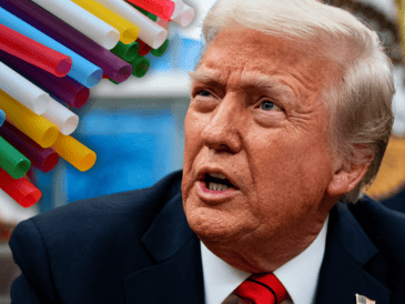 "Vamos a volver a los popotes de plástico", declaró Trump. EFE / A. Drago