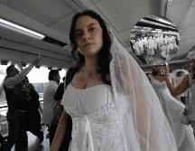 Mujeres marcharon en vestidos de novia para mostrar su inconformidad hacia este tipo de violencia. SUN/ F. RODRÍGUEZ