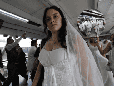 Mujeres marcharon en vestidos de novia para mostrar su inconformidad hacia este tipo de violencia. SUN/ F. RODRÍGUEZ