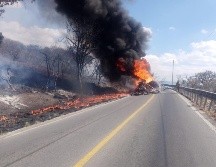 Autoridades de Protección Civil y Bomberos de Jalisco informaron que se trató de un autotanque que se volcó en el punto mencionado tras perder el control, lo cual provocó que se incendiara y alcanzara a un vehículo compacto. ESPECIAL