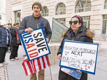 Las protestas por el cierre de la agencia han provocado manifestaciones y demandas. AP