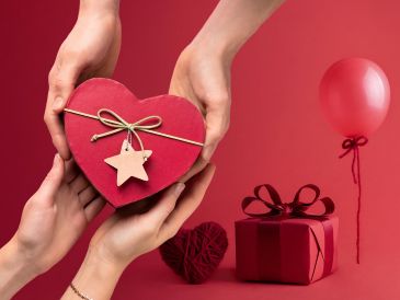 De acuerdo con datos de la Canaco CDMX, aproximadamente el 30% de las personas adquiere sus obsequios para el Día del amor y la amistad a través de plataformas en línea. ESPECIAL / CANVA