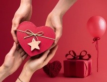 De acuerdo con datos de la Canaco CDMX, aproximadamente el 30% de las personas adquiere sus obsequios para el Día del amor y la amistad a través de plataformas en línea. ESPECIAL / CANVA