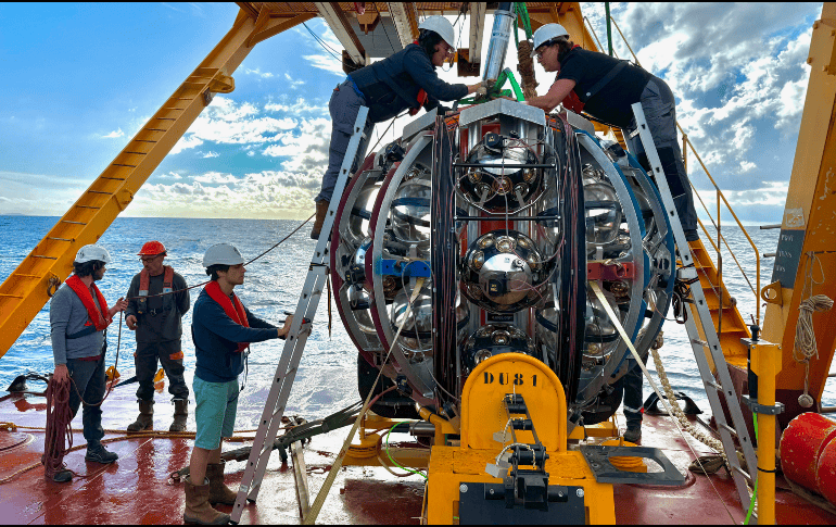 Los científicos no pueden detectar neutrinos por sí solos sino que miden lo que sucede cuando las partículas chocan con otros fragmentos de materia. AP / Paschal Coyle, KM3NeT